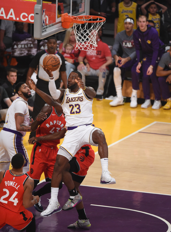 勇士34分狂胜国王 库里27+10