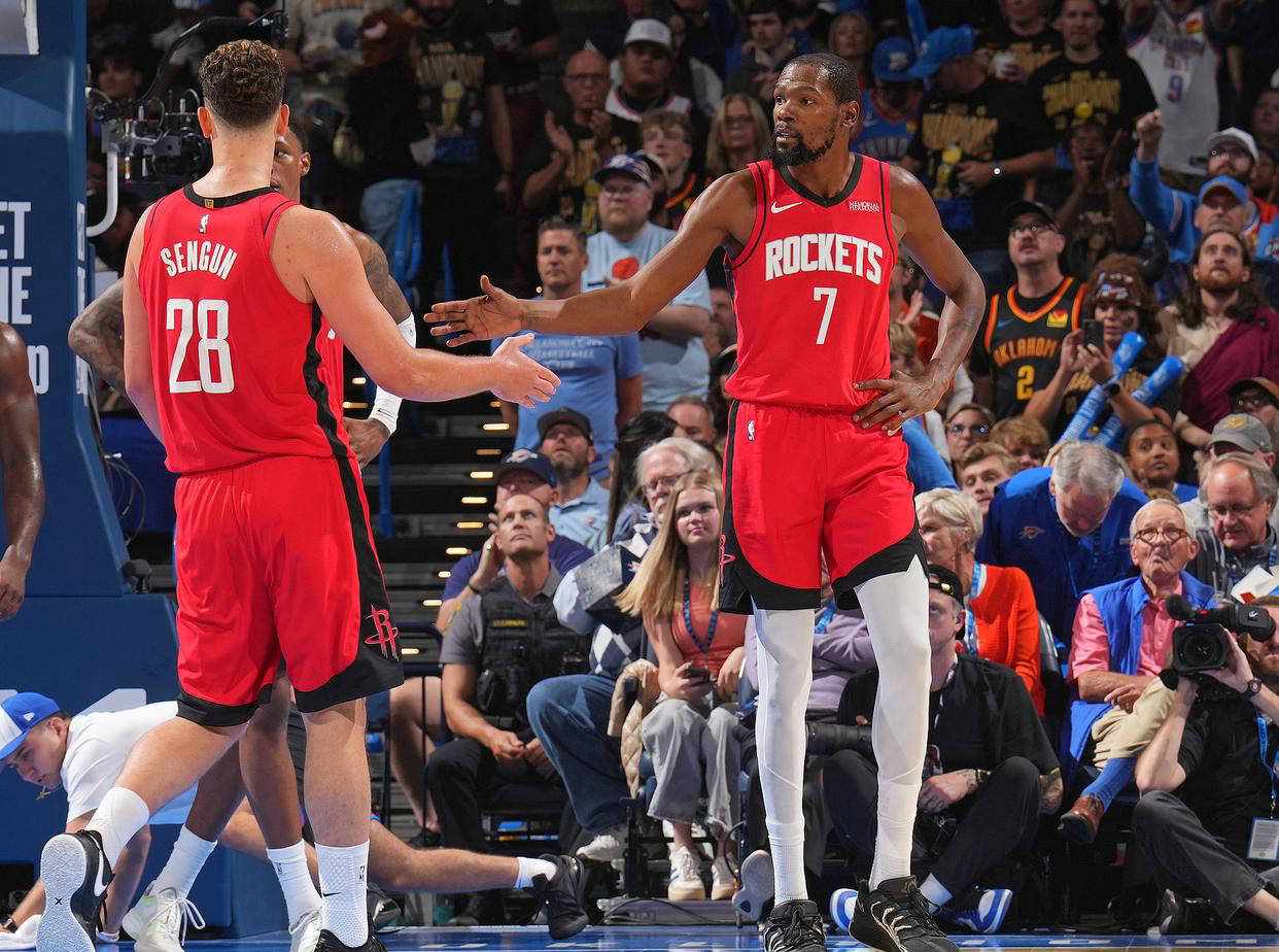 53岁齐达内夜游上海，与大妈踢毽子几分钟融入氛围，展现顶级球商