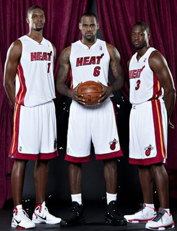 国米球迷比赛中高歌嘲讽米兰：卡尔迪纳莱别卖米兰，留下来