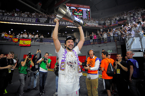 对裁判争议不满，罗马球迷打出标语“欧足联，尊重罗马”